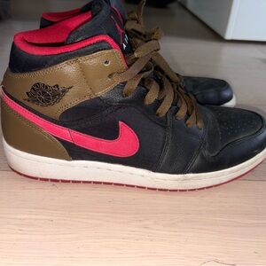 NIKE Jordan 1 mids